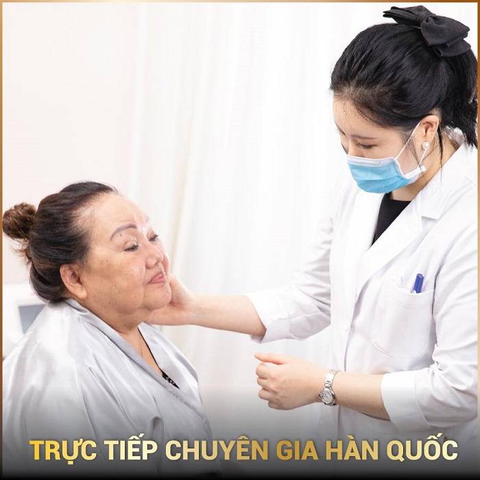 Thăm khám trước khi căng da mặt bằng chỉ bởi chuyên gia Hàn Quốc