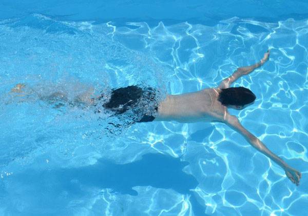Chị em nào đang thắc mắc bơi có giảm mỡ bụng không thì hãy thử kiểu bơi tự do nhé