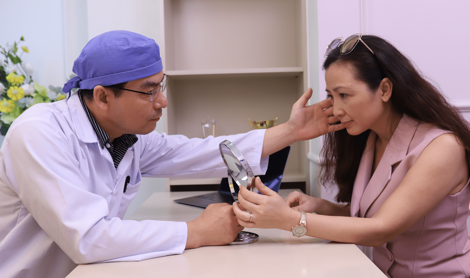 Diễn viên Khánh Huyền được các chuyên gia Hàn Quốc thăm khám và tư vấn sức khỏe làn da