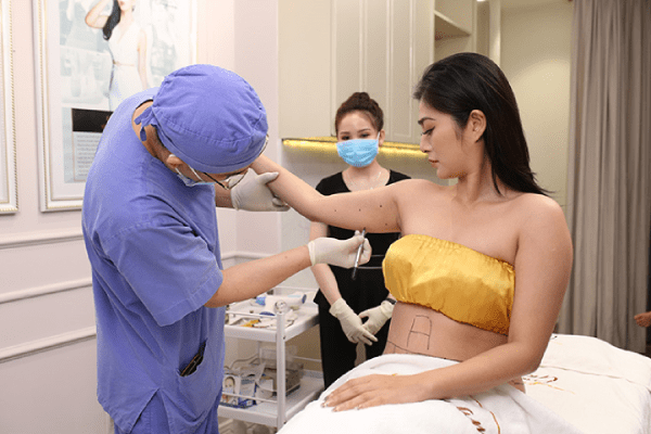Nữ diễn viên Thanh Trúc được chuyên gia Hàn Quốc trực tiếp cấy tinh chất Smart Lipo để giảm mỡ bụng và giảm mỡ bắp tay