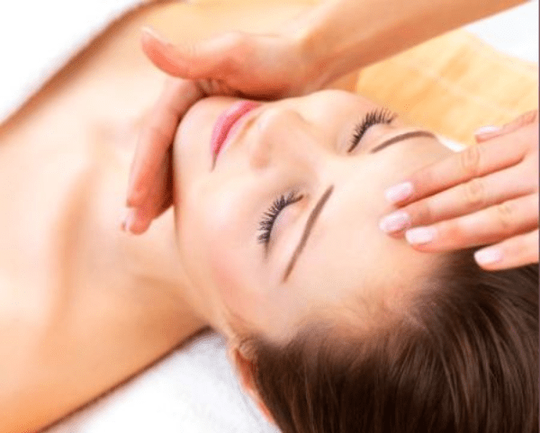 Massage giảm béo mặt bằng tinh dầu là cách đơn giản dễ thực hiện