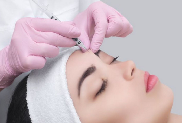 Tiêm hoạt chất trẻ hóa bằng filler, botox giúp loại bỏ nếp nhăn ở ấn đường hiệu quả