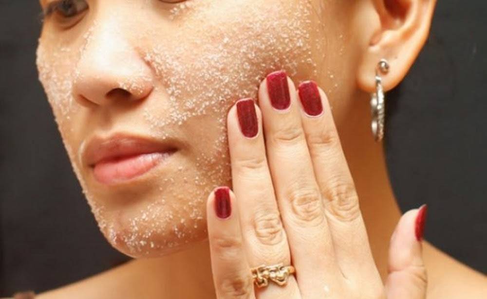 Massage da mặt với muối giúp giảm béo mặt & sở hữu làn da mịn màng, khỏe khoắn