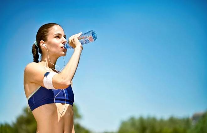 Cần uống đủ nước khi áp dụng cách giảm mỡ toàn thân với bài tập hiit