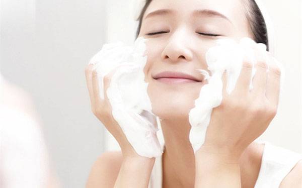 Trong bước chăm sóc da sau mụn cần chú ý rửa mặt nhẹ nhàng