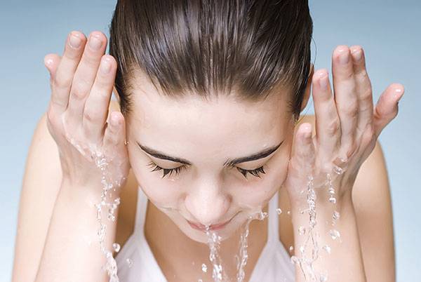Rửa mặt bằng nước sạch để chăm sóc da mặt nhé