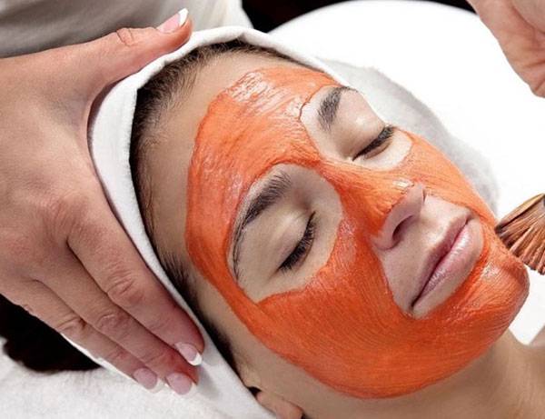 Đắp mặt nạ dầu gấc giúp giảm nám & tàn nhang hiệu quả cho phụ nữ sau sinh