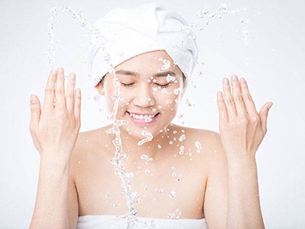 Lưu ý khi chăm sóc da mụn cần rửa mặt nhẹ nhàng để làn da không bị kích ứng 