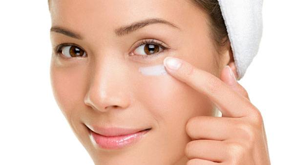 Chăm sóc da vùng mắt bằng cách dưỡng ẩm cho da mỗi ngày để da không bị mất nước 