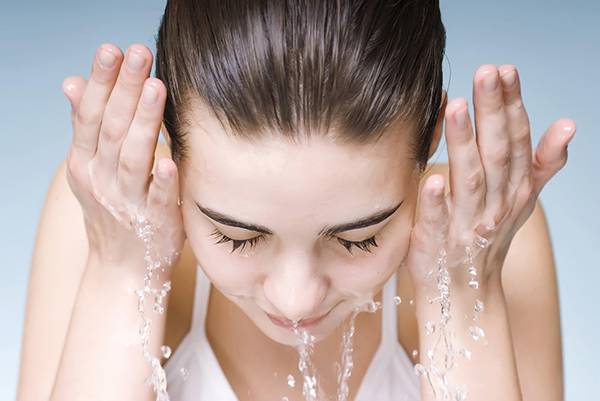 Rửa mặt đều đặn để duy trì làn da sạch thoáng