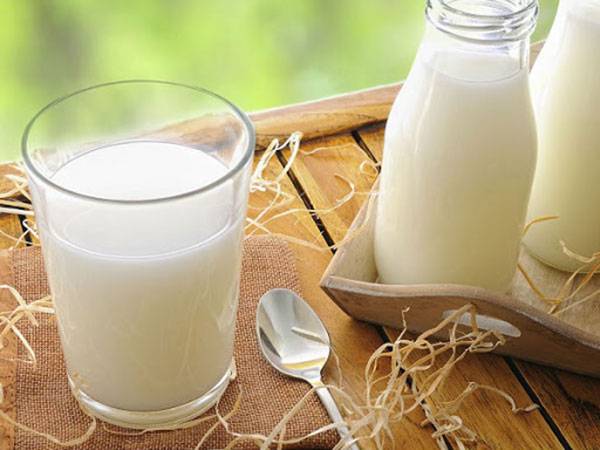 Nếu bạn không biết uống gì cho đẹp da hãy chọn sữa tươi - một thức uống được khuyến khích duy trì để làn da sáng khỏe mịn màng 