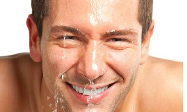 Chăm sóc da mặt cho nam đừng quên làm sạch da mỗi ngày để da luôn sạch sẽ, thông thoáng 