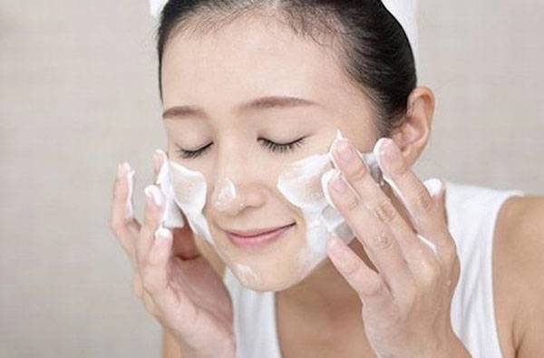 Làm sạch da mặt thường xuyên giúp thu nhỏ lỗ chân lông mặt
