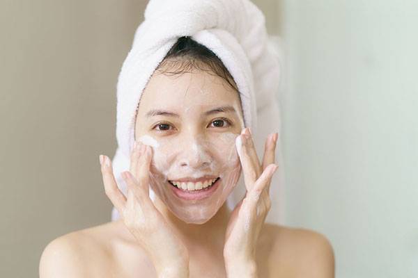 Rửa mặt 2 lần mỗi ngày giúp kiểm soát dầu trên da mặt