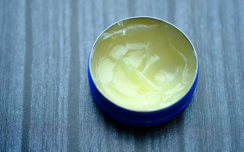 Vaseline nhiều dưỡng, giữ ẩm tốt nên có thể làm đẹp da theo nhiều cách khác nhau 