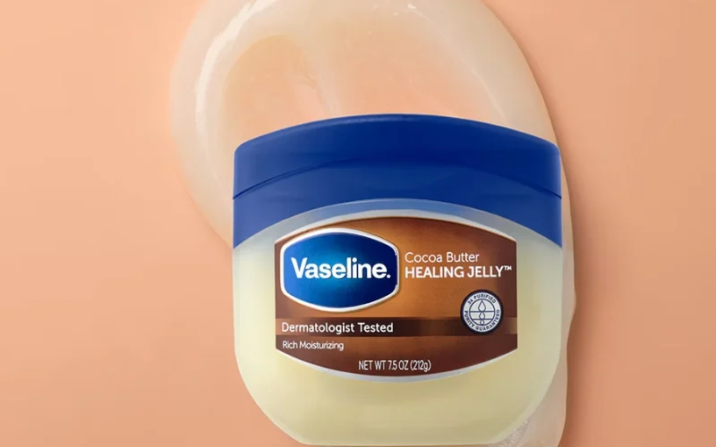 Vaseline có nhiều loại với bảng thành phần tương đồng và bổ sung một số chiết xuất