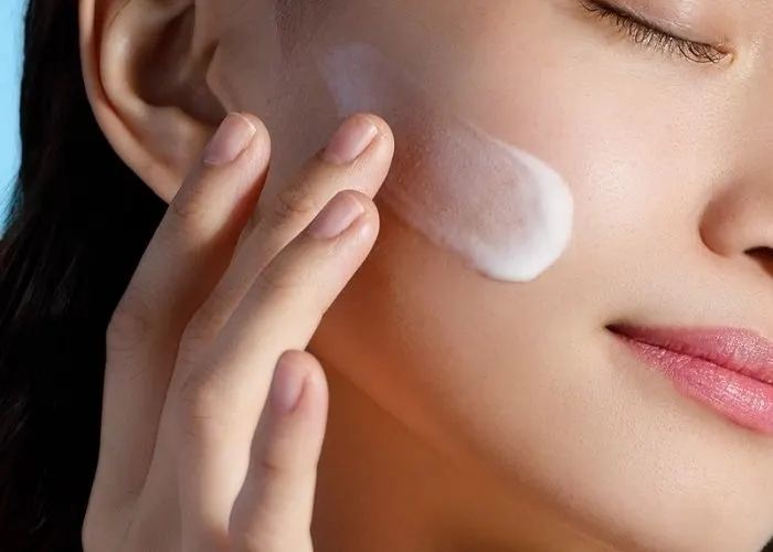 Ưu tiên kem chống nắng cho da khô dạng kem hoặc lotion