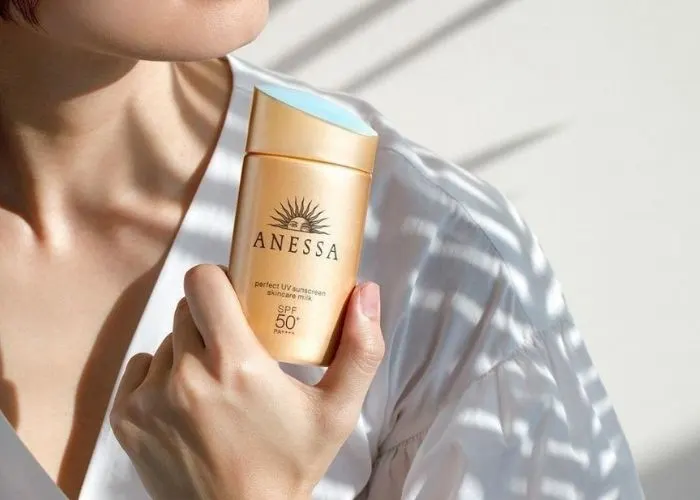 Kem chống nắng của Nhật Anessa Perfect UV Sunscreen Skincare Milk