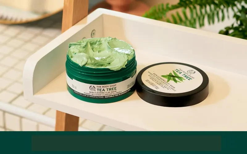 The Body Shop Tea Tree Skin Clearing chứa tràm trà, một số chiết xuất thiên nhiên 