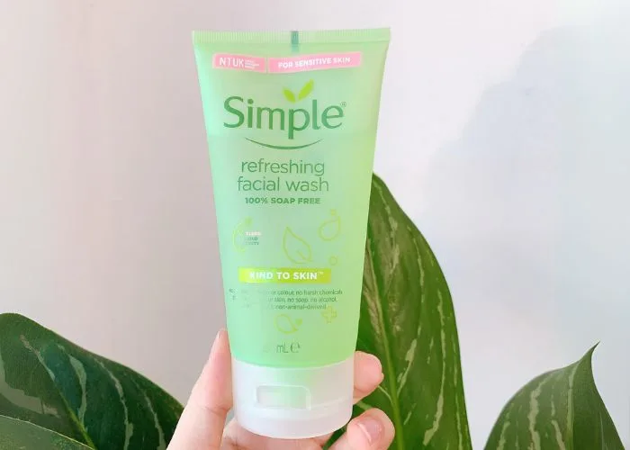 Sữa rửa mặt Simple cho da thường Skin To Skin Refreshing Facial Wash Gel