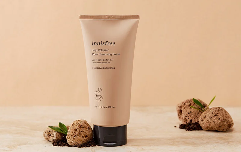 Innisfree Jeju Volcanic Pore Cleansing Foam giúp giảm mụn và se khít lỗ chân lông hiệu quả 