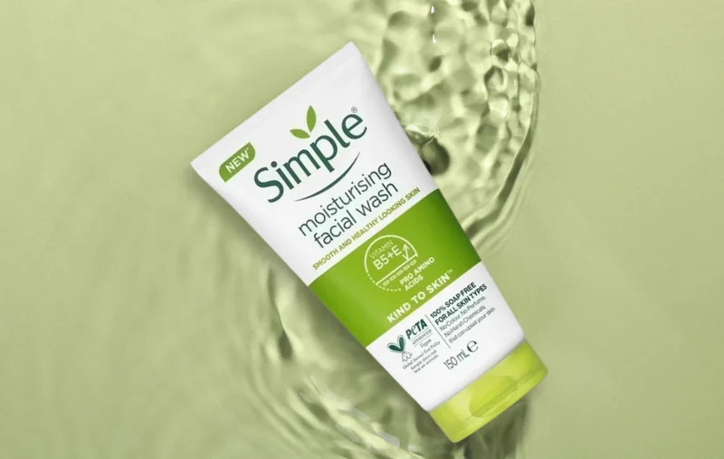 Simple Kind To Skin Moisturising Facial Wash làm sạch mà không gây khô da 