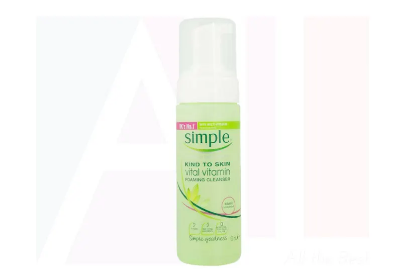 Simple Kind to Skin Vital Vitamin Foaming Cleanser còn có tác dụng hỗ trợ điều trị mụn