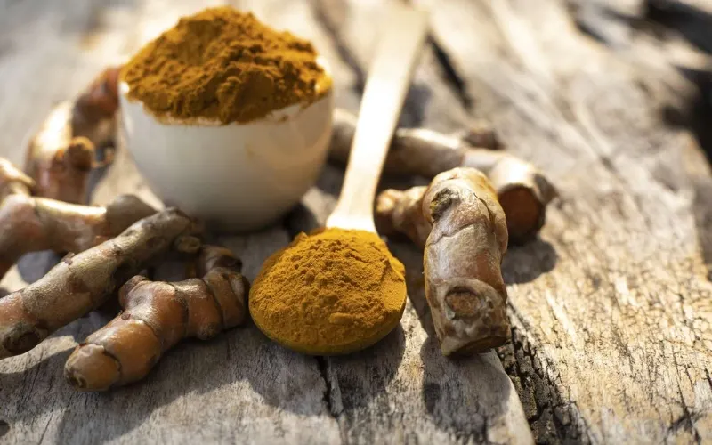 Nghệ chứa nhiều curcumin, vitamin, khoáng chất và các chất chống oxy hóa có nhiều lợi ích cho da