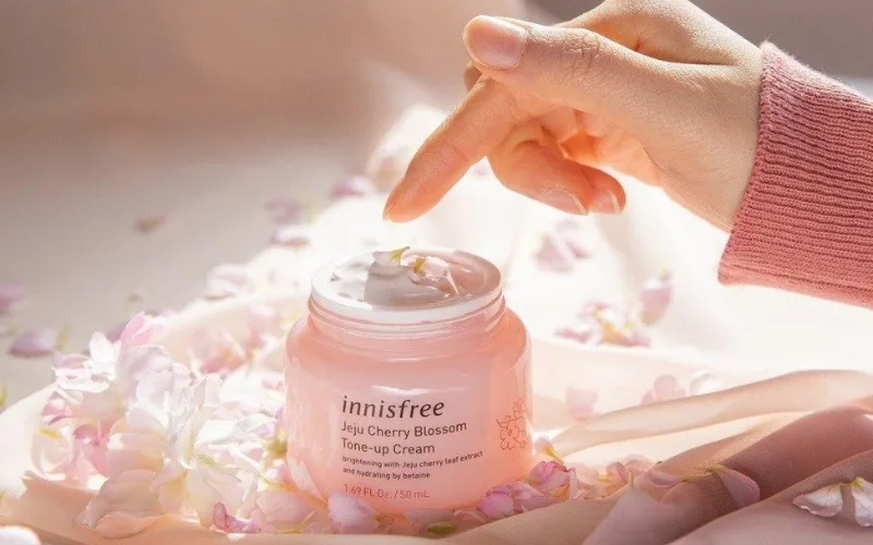 Innisfree Jeju Cherry Blossom Tone-Up với thiết kế ấn tượng, nâng tone tự nhiên và dưỡng trắng dài lâu