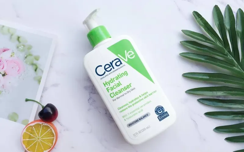 CeraVe Hydrating Cleanser làm sạch vừa phải, giữ ẩm tốt cho da khô